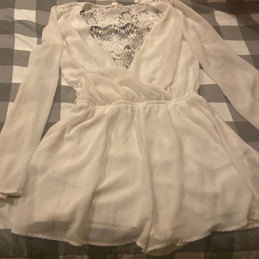 Mini silhouette one piece Romper
V-neck, Long sleeve, 
Embroidered lace